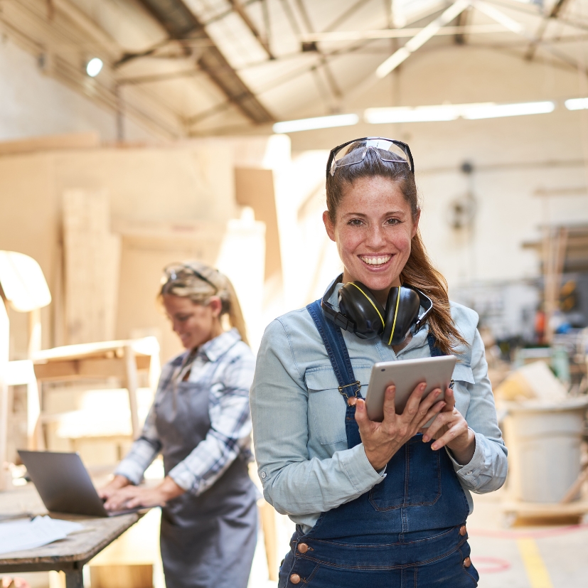 Femme dans atelier qui donne son avis